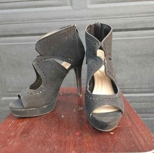 Black heels size 7.5